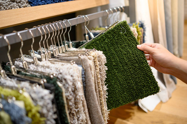 Maschio mano scegliendo tappeto di pelliccia nel negozio di mobili
 - Foto, immagini