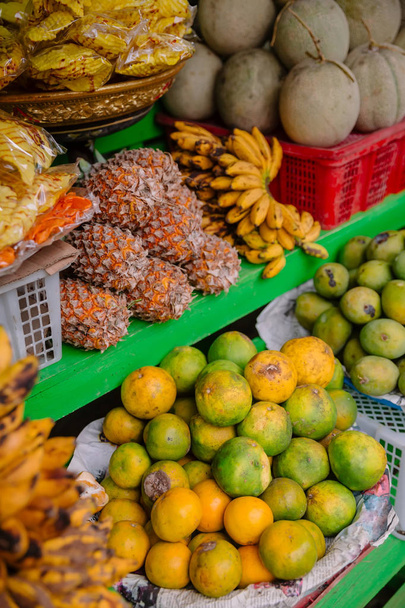 Fresh fruit market with mango, mangosteen and pineapple in Bali - Foto, Bild
