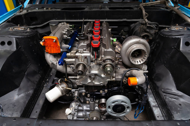 Poderoso motor a gasolina sintonizado com um turbocompressor e um carregador
 - Foto, Imagem
