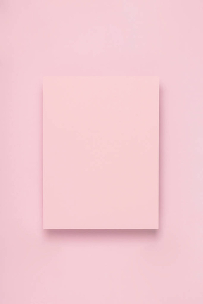 最小限のフレーム幾何学的組成モックアップ。パステルの上のピンクの紙のポストカードのブランクシート - 写真・画像