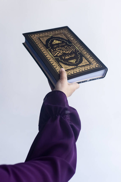 Modlitwa młoda muzułmańska kobieta. Dziewczyna Bliskiego Wschodu modląc się i czytając Święty Koran. Muzułmańska kobieta studiuje Koran - Zdjęcie, obraz