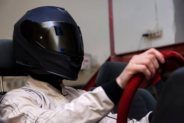Ein professioneller Rennfahrer mit schwarzem Helm und weißem, homologiertem s - Foto, Bild