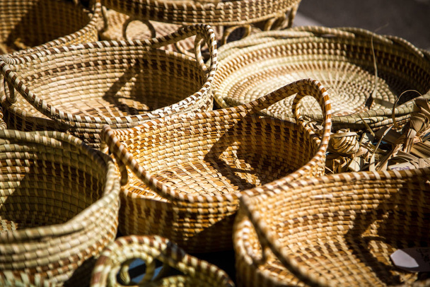 cestas tejidas a mano en exhibición
 - Foto, imagen