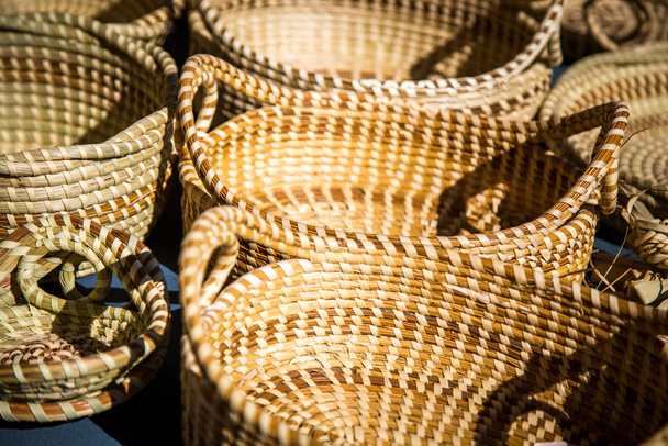 cestas tejidas a mano en exhibición
 - Foto, Imagen