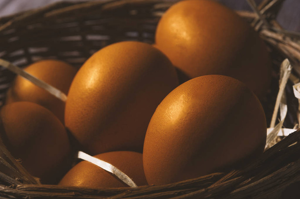 Huevos de Pascua a la cesta
 - Foto, imagen