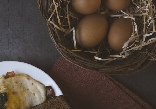 Huevos de Pascua a la cesta
 - Foto, imagen
