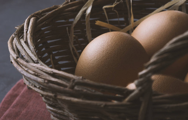Пасхальные яйца в пасхальную корзину
 - Фото, изображение