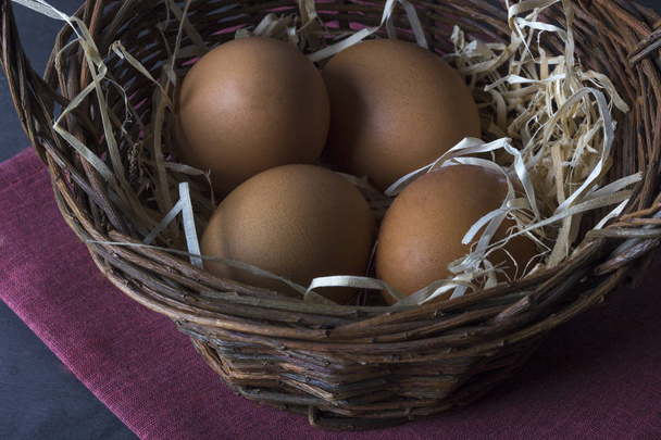 Paskalya yumurtaları Paskalya sepetine - Fotoğraf, Görsel