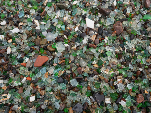 Fondo brillante de fragmentos de vidrio, afilado por las olas del mar
 - Foto, Imagen