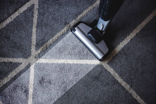 Sluiten van stoom reiniger reinigen zeer vuil tapijt. - Foto, afbeelding