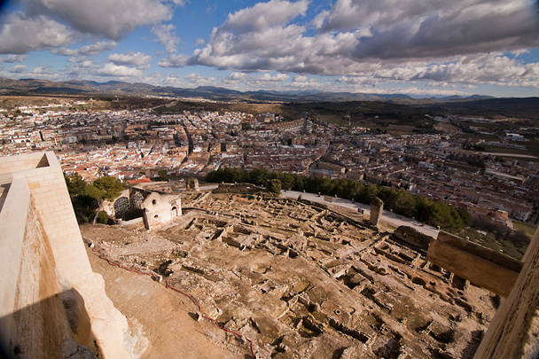 Vista do sítio arqueológico e aldeia
 - Foto, Imagem