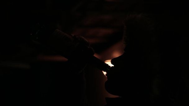 Silhouette di ragazzo sulla strada in giacca bottiglia di bere di acogol dalla gola
 - Foto, immagini