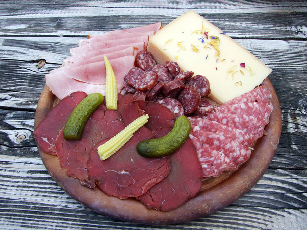 Alpejska płyta z zimnym mięsem na farmie w dolinie Saminatal i w Alpach Liechtensteinu - Steg, Liechtenstein - Zdjęcie, obraz