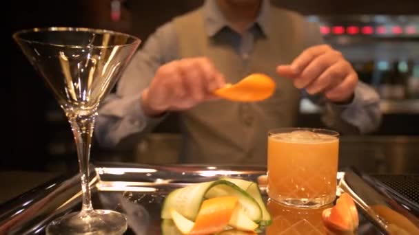 bar tender draaien sinaasappelschil - Video