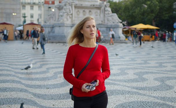 Beautiful woman in Lisbon on a sunny day - CITY OF LISBON, PORTUGAL - OCTOBER 15, 2019 - Foto, Imagen
