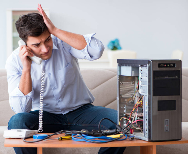 Rozzlobený zákazník se snaží opravit počítač s podporou telefonu - Fotografie, Obrázek