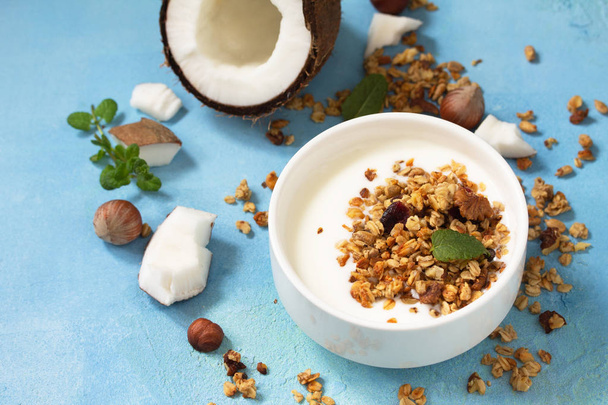 Homemade healthy breakfast. Bowl with homemade baked coconut gra - Foto, Imagem