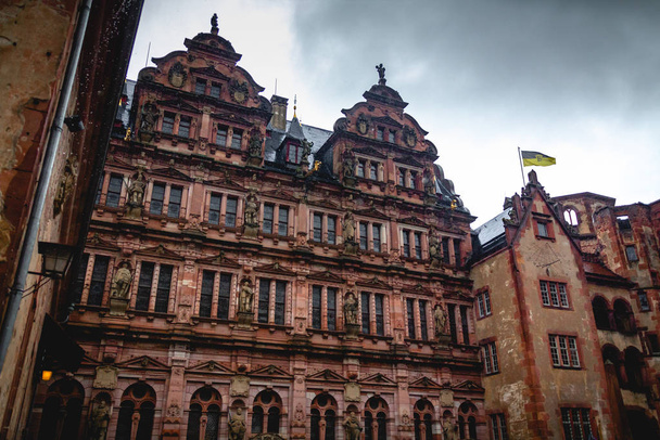 Fasada i okna zamku Heidelberg w pochmurny dzień - Zdjęcie, obraz