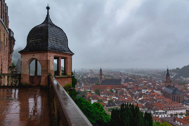 Chmurowe niebo nad miastem Heidelberg, Niemcy - Zdjęcie, obraz