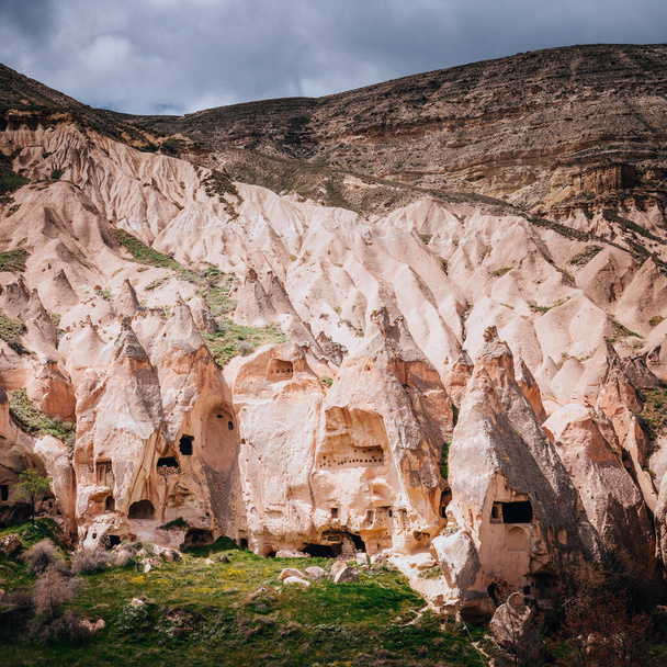 Cappadocia, Turchia. Fata Camino Formazioni rocciose con nuvole
 - Foto, immagini