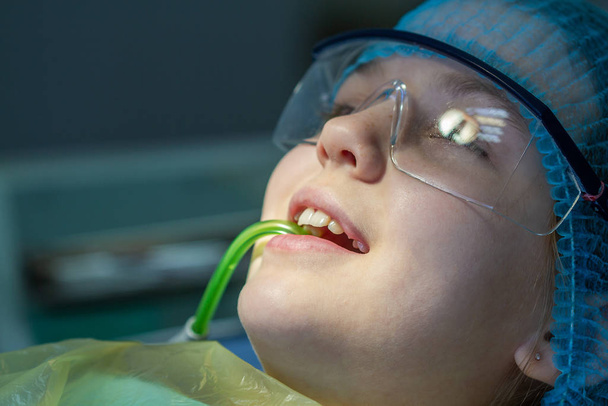 Дівчинка за призначенням стоматолога. Огляд ротової порожнини і зубів у дитини
. - Фото, зображення
