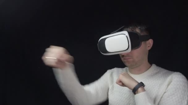 Mann mit 3D-Brille auf schwarzem Hintergrund - Filmmaterial, Video