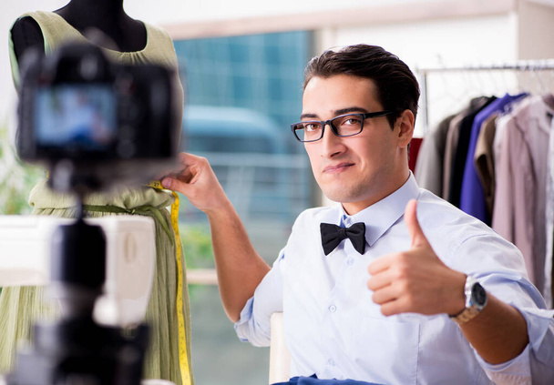Jeune homme travaillant comme blogueur vidéo de mode - Photo, image