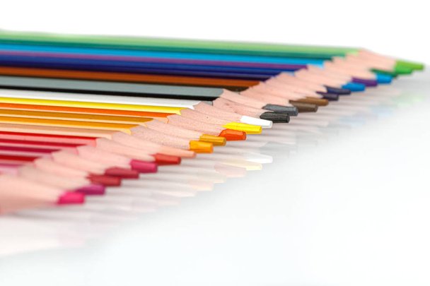 Lápices multicolores en fila
  - Foto, imagen