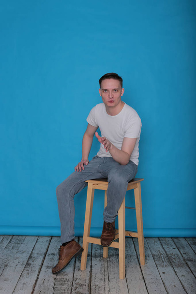 moderni muotokuva emotionaalinen tyylikäs tyylikäs nuori mies valkoinen t-paita kirkkaan sininen tausta
 - Valokuva, kuva