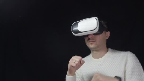 Man in 3D bril op zwarte achtergrond - Video