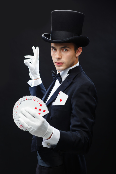 Magicien montrant tour avec des cartes à jouer
 - Photo, image