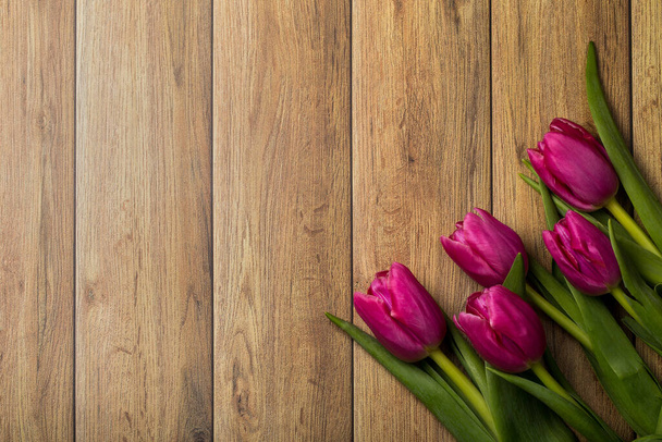 Tulipanes sobre fondo de madera
 - Foto, Imagen