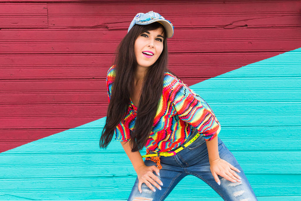 Taniec uliczny, freestyle i jazz funk concept - Piękna dziewczyna tańcząca hip-hop nad czerwonym i niebieskim murem z cegły - Zdjęcie, obraz