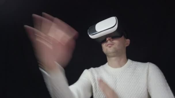 Férfi 3D-s szemüvegben fekete háttér - Felvétel, videó
