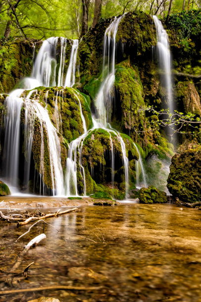 Longa exposição de uma bela cachoeira com musgo verde, Beusnita, Parque Nacional Cheile Nerei, Roménia
 - Foto, Imagem