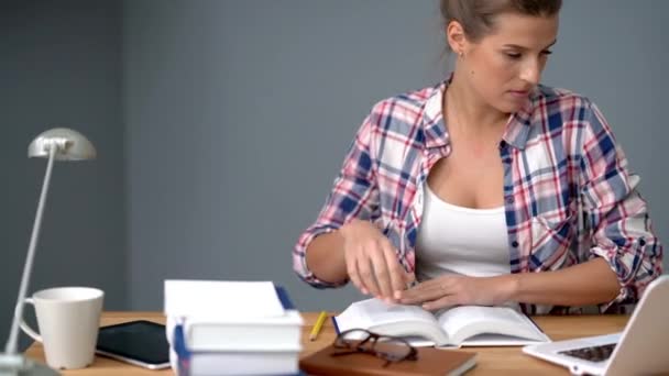 Female student learning at home - Materiał filmowy, wideo