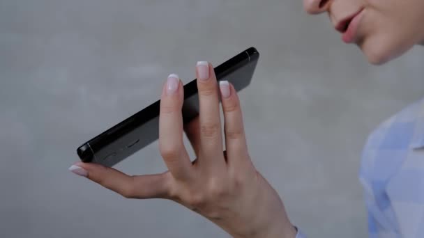 Femme tenant un smartphone et utilisant la fonction de reconnaissance vocale - vue rapprochée
 - Séquence, vidéo