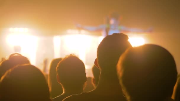La gente festeggia al concerto rock di fronte al palco - super slow motion
 - Filmati, video