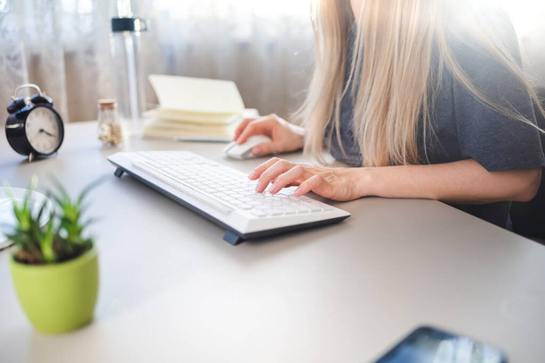 girl works at a computer from home, concept modern work, freelance, entrepreneurship - Φωτογραφία, εικόνα