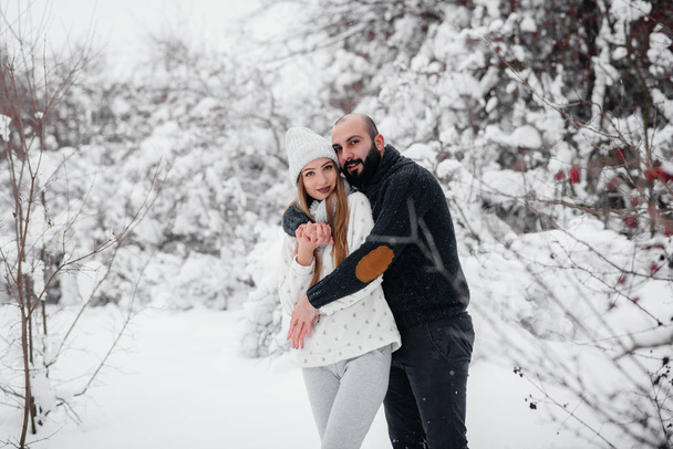 Couple playing with snow in the forest - Foto, Imagen