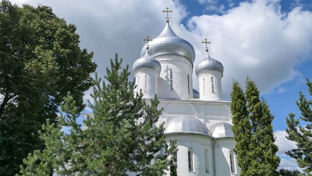Λευκοί πύργοι του διάσημου ορθόδοξου μοναστηριού Nikitsky κάτω από μπλε cl - Φωτογραφία, εικόνα