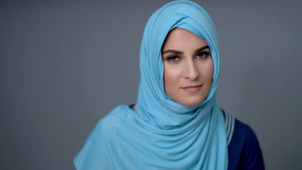 Vrouwelijke moslim student thuis - Video