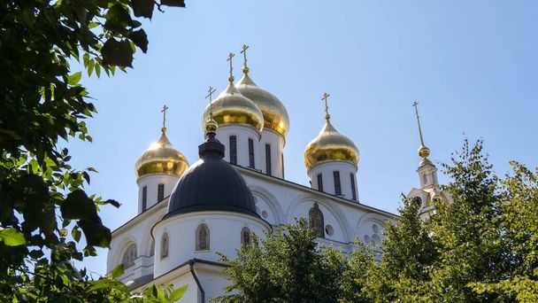 Goldene Kuppel des Dmitrow-Kremls unter Sommerhimmel - Foto, Bild