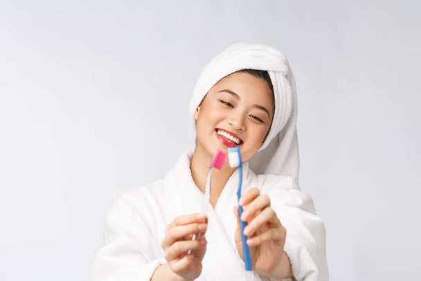 Primer plano de la sonrisa mujer cepillarse los dientes. ideal para el concepto de cuidado dental de la salud, aislado sobre fondo blanco. asiático
. - Foto, Imagen