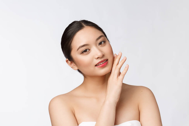 Belle asiatique femme maquillage de cosmétique, fille main toucher joue et sourire, visage de beauté parfait avec bien-être isolé sur fond blanc
. - Photo, image