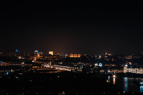 Київ Україна - 17 лютого 2020: нічний краєвид Києва з даху - Фото, зображення