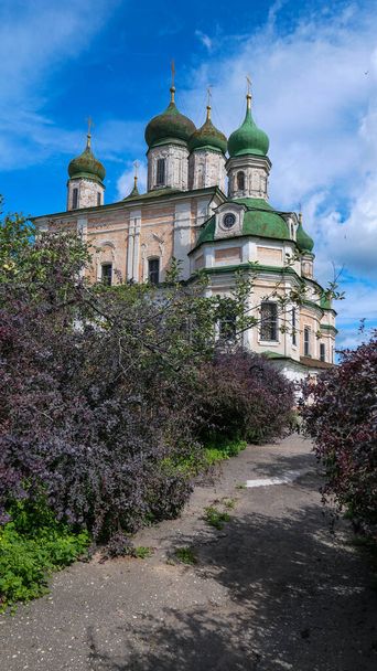 Православный монастырь под голубым облачным небом летом
 - Фото, изображение