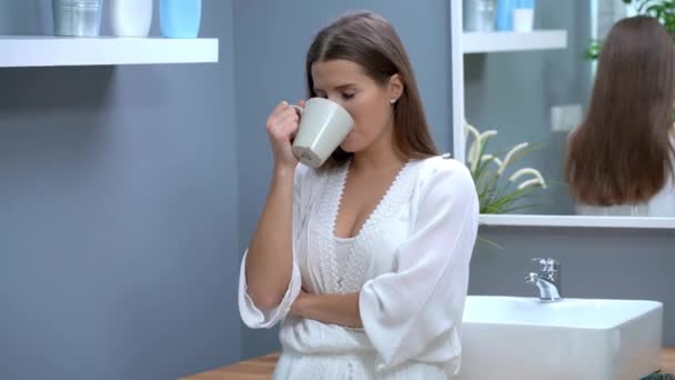 Feliz mulher adulta confiante no banheiro pela manhã
 - Filmagem, Vídeo