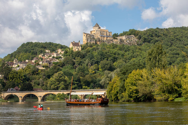 Castelnaud, Dordogne, Franciaország - 2018. szeptember 7.: Castelnaud kastély, Castelnaud-la-Chapelle középkori erőd, Dordogne, Aquitaine, Franciaország - Fotó, kép