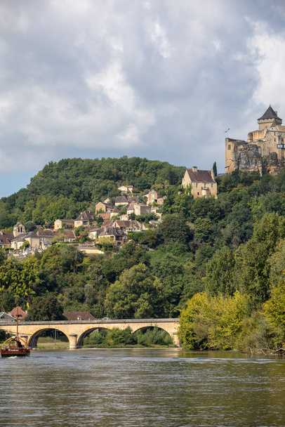 Castelnaud, Dordogne, Ranska - 7. syyskuuta 2018: Chateau de Castelnaud, keskiaikainen linnoitus Castelnaud-la-Chapellessa, Dordogne, Akvitania, Ranska
 - Valokuva, kuva